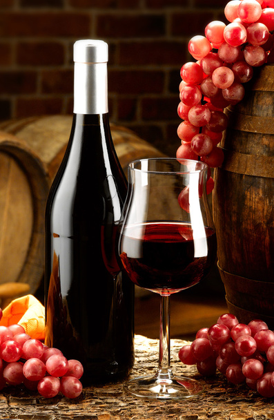 Lunettes de vin rouge dans la cave à vin
 - Photo, image