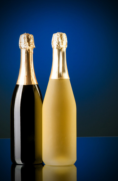 Champagne against color gradient background - Foto, Imagen