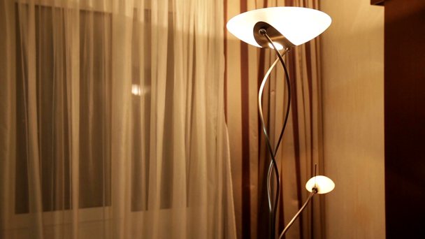 Hermosa lámpara de pie en una habitación de hotel
 - Metraje, vídeo