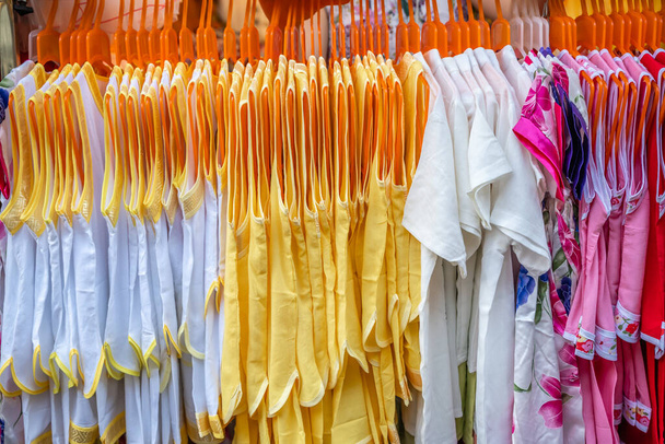 Rangée de robes pour dames à vendre dans un magasin de textiles, Chine - Photo, image