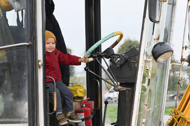 Petit enfant conduisant un bulldozer. Photo de haute qualité - Photo, image