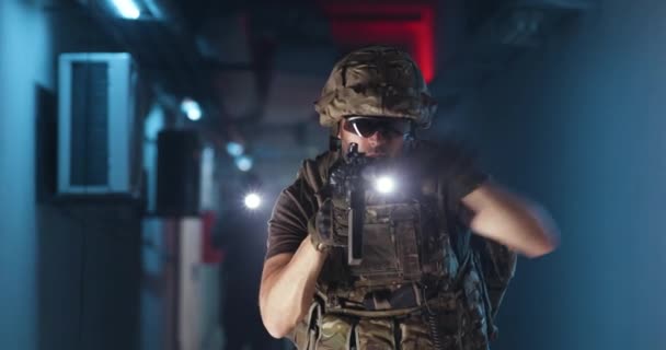 Άντρας διοικητής με όπλο δίνει εντολές στην ομάδα SWAT - Πλάνα, βίντεο