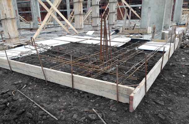 Prace w toku na placu budowy do wybudowania w zimie - biznes - Zdjęcie, obraz