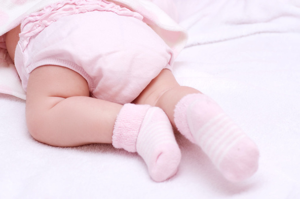 Nouveau-né bébé fille pieds en chaussettes roses
 - Photo, image