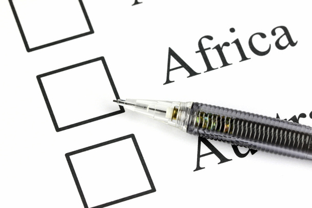 Механический карандаш указывает на текст Checkbox в Африке
. - Фото, изображение