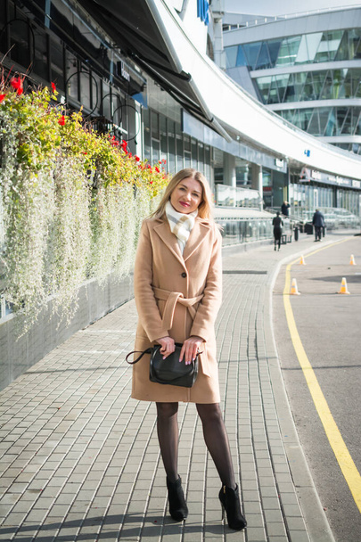 Business woman is photographed in a modern urban quarter - Foto, Bild