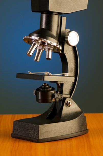 Microscopio sullo sfondo blu del gradiente
 - Foto, immagini