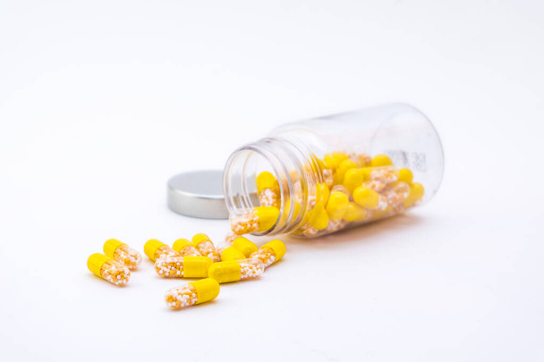 Beyaz arkaplan üzerinde izole edilmiş D3 vitamin kapsülleri olan bir konteyner aç - Fotoğraf, Görsel