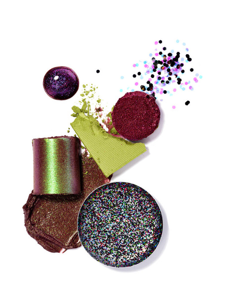 Composición colorida de productos de maquillaje. - Foto, Imagen