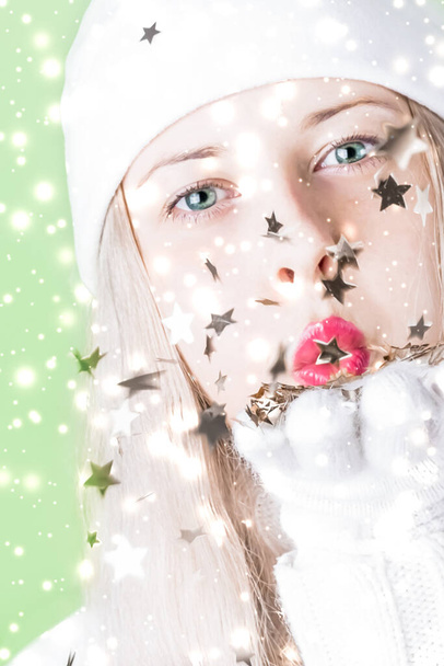 Joyeux Noël et fond de neige pailletée, femme blonde avec une émotion positive en saison d'hiver pour la vente de shopping et la marque de vacances - Photo, image