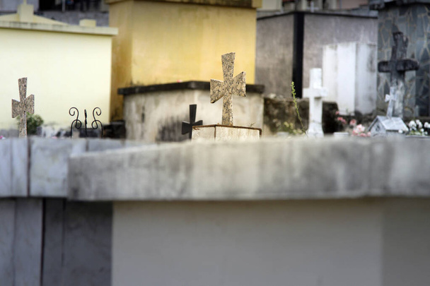 több sírt ábrázoló temető beltéri jelenete - Fotó, kép
