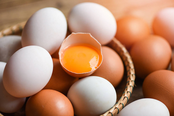 Œufs de poulet et œufs de canard récoltés à partir de produits agricoles naturels dans un panier concept de saine alimentation / Jaune d'oeuf frais cassé - Photo, image