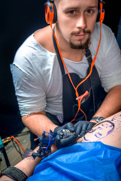 Tatuaje profesional hace imágenes del tatuaje en salón del tatuaje - Foto, Imagen