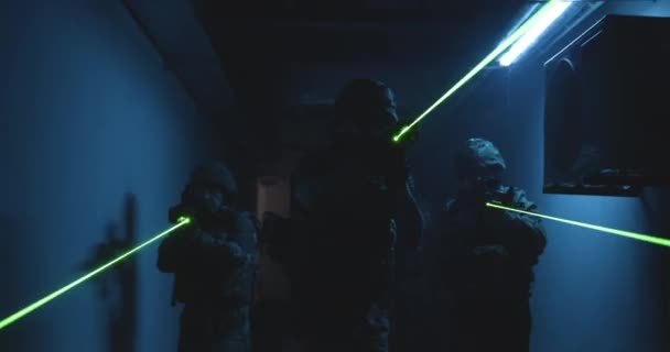 Команда спецназа с командиром, идущим по тёмному коридору - Кадры, видео