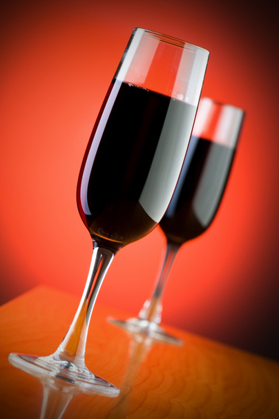 Copos de vinho contra fundo
 - Foto, Imagem
