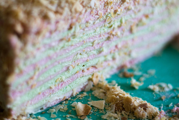 緑とピンクのクリームと層ケーキ。卵白ケーキをむいた。自家製ベーキング。料理の背景. - 写真・画像