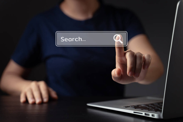 Γυναίκα που χρησιμοποιεί το lap-top για την αναζήτηση με το φαινόμενο εικονιδίων προγράμματος περιήγησης. - Φωτογραφία, εικόνα