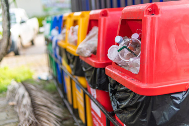Sluiten afbeelding verschillende gekleurde recycle vuilnisbakken in het park. - Foto, afbeelding
