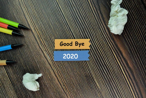 Good Bye 2020 schreiben auf klebrigen Zetteln und isoliert auf einem Holztisch. Neujahrskonzept - Foto, Bild