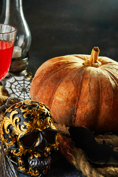 Crânio assustador do Dia das Bruxas com abóbora e vinho numa noite assustadora. Cena de Halloween. - Foto, Imagem