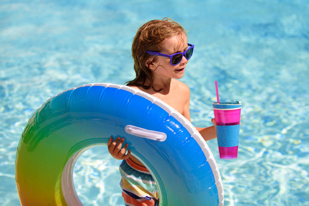 Summer kids cocktail party in watter pool in the summer. - Foto, Imagen