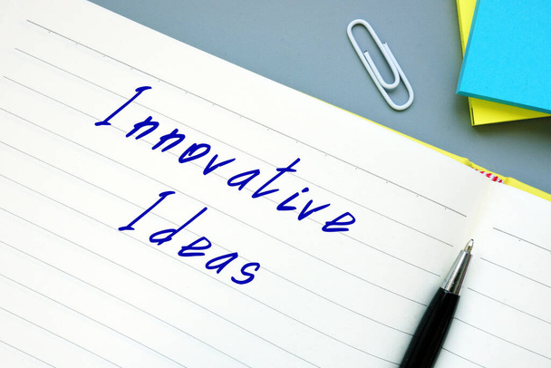 Concepto financiero que significa Ideas Innovadoras con signo en la hoja - Foto, imagen