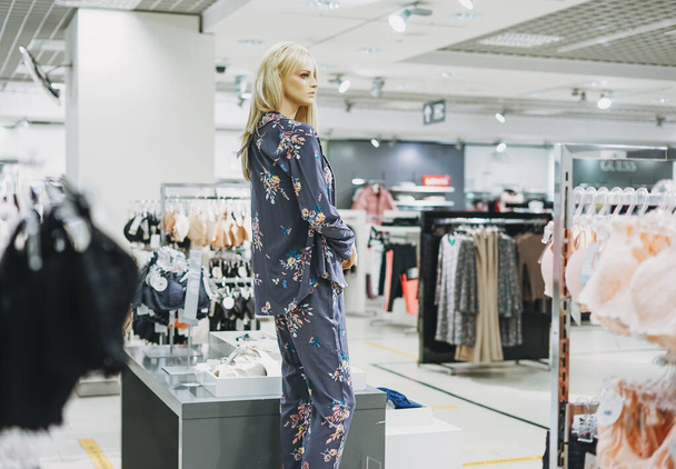 Žena figurína v domácím pyžamu v obchodě se spodním prádlem, dovolená nakupování - Fotografie, Obrázek