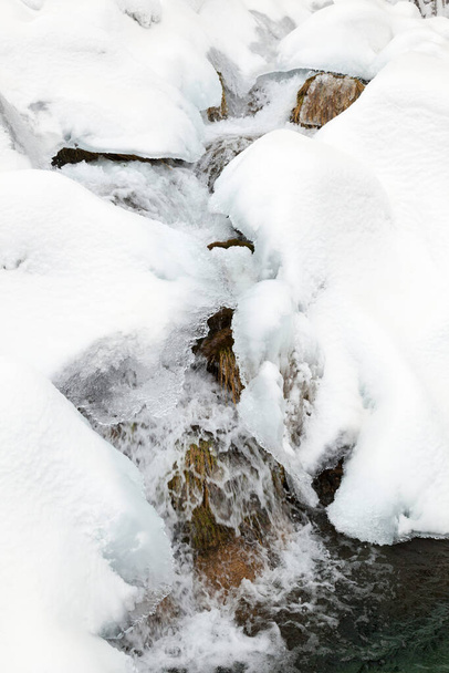プリトヴィツェ湖国立公園の冬 - 写真・画像