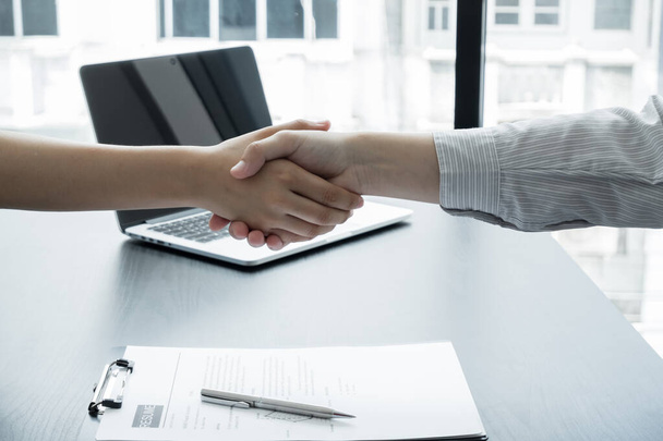 Friendly businessmen and executives shake hands after successful agreement with employment contracts, recruitment, and employment concepts. - Foto, Imagen