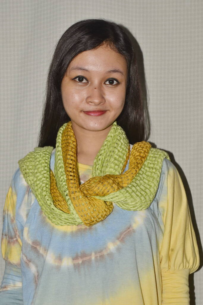  Südostasiatische Frauen tragen schöne gestrickte Schals oder Kopftücher mit einem Lächeln - Foto, Bild