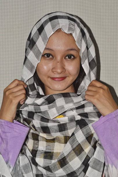  Délkelet-ázsiai nők gyönyörű kötött sálat vagy mosolygós fejkendőt viselnek. - Fotó, kép