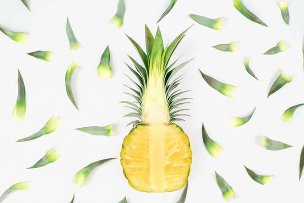 Modèle sans couture unique ananas entiers et feuilles d'ananas isolés sur fond blanc. Fruits d'été pour un mode de vie sain. Fruits biologiques. - Photo, image