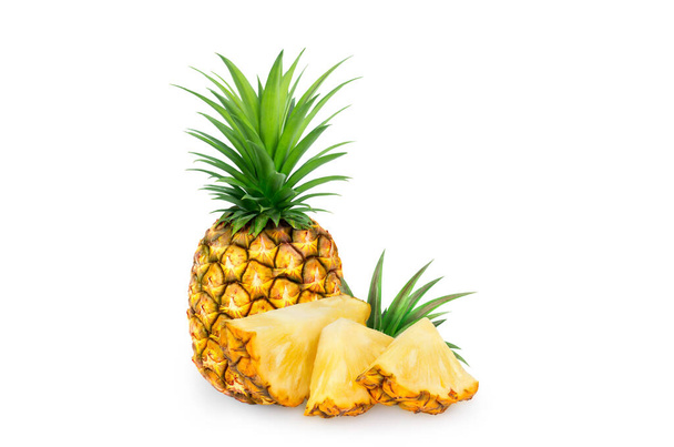  Ananas ve ananas dilimi. Yapraklı ananas beyaza izole edilir. Tam alan derinliği. Yaz meyveleri, sağlıklı ve doğal bir hayat için., - Fotoğraf, Görsel