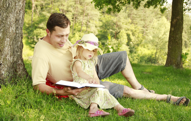 young father with his little daughter reads the Bible - Foto, Bild