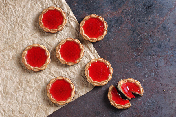 Shortbread cookies with marmalade on old metal tray, top view - Foto, Bild