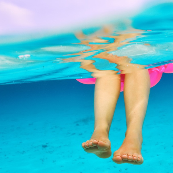 水中から女性の膨脹可能なマットレスでリラックスを表示します。 - 写真・画像