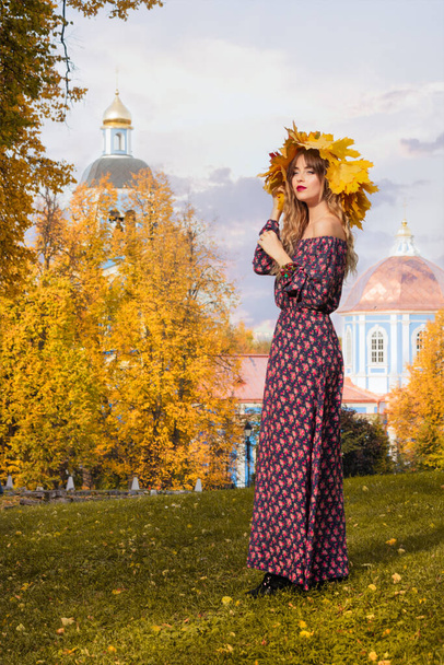 Beautiful girl with autumn leaves. October photos of autumn. - Foto, Imagen