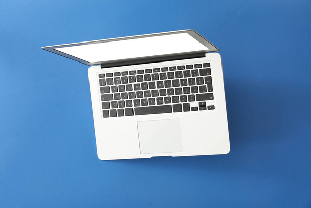 laptop moderno em fundo de cor - Foto, Imagem