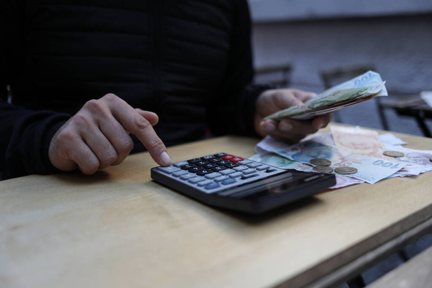 férfi csinál pénzügyi tranzakciók számológép gazdaság pénzt han - Fotó, kép
