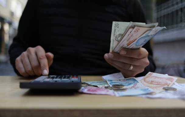 homme faisant des transactions financières avec calculatrice détenant de l'argent dans han - Photo, image