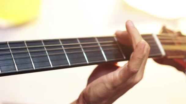 Praticar violão. Jovens bonitos tocando guitarra - Filmagem, Vídeo