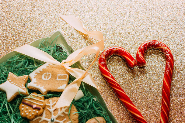 Um presente de Natal. um símbolo de biscoitos de gengibre de Natal em uma caixa de presente - Foto, Imagem