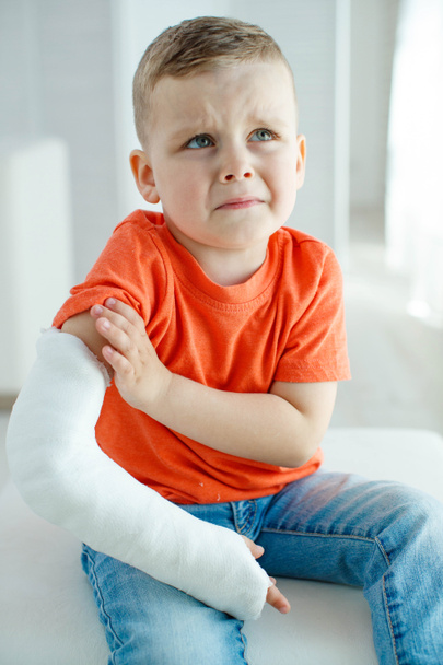 little boy in a cast.child with a broken arm. funny kid after accident. - Foto, Imagem