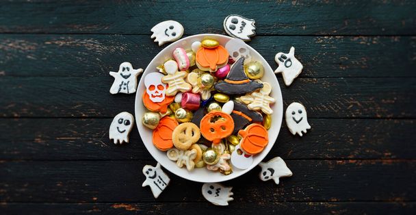 candy bowl of chocolates and sweets, Halloween Jack o Lantern cookies - Trick or Treat Halloween card background - Foto, Bild