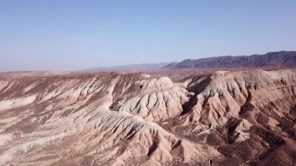 Gekleurde heuvels van de kloof in de woestijn. - Video