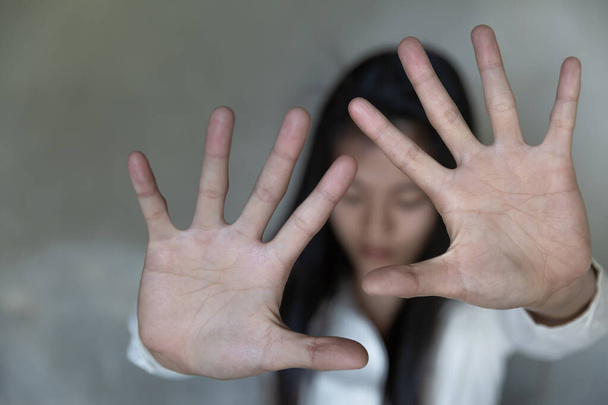 kobieta ręka pokazać znak stop, Stop nękanie i nadużycia w związku. - Zdjęcie, obraz