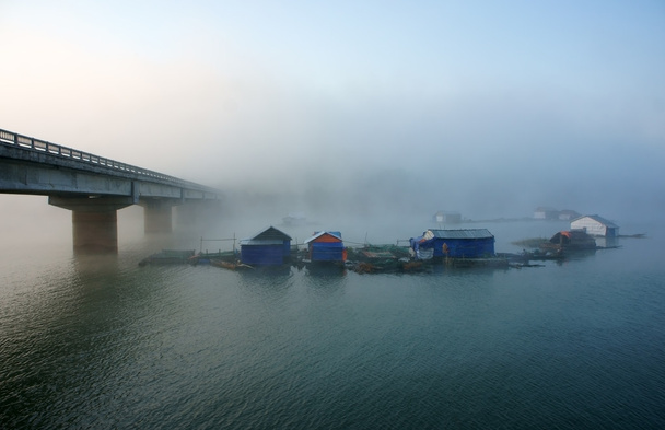 мост, рыбацкая деревушка на озере в тумане
 - Фото, изображение