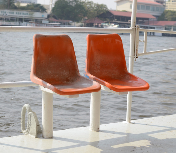 Vecchio sedile arancione nella barca a vela
 - Foto, immagini