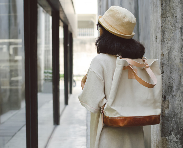 Jeune femme avec un sac en toile
 - Photo, image