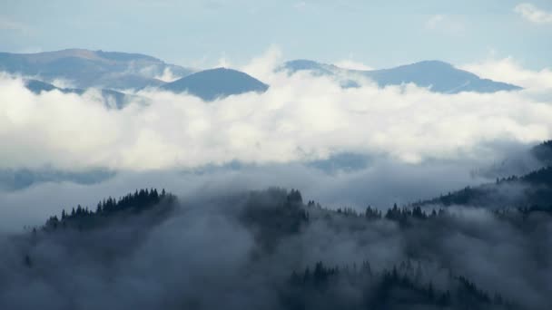 Sisli dağların üzerinden gün doğumunun havadan görünüşü - Video, Çekim